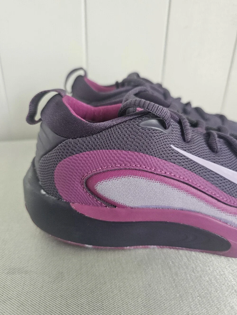 NWOB NIKE ISOfly GS Unisex Youth Basketball Shoes, Sneakers